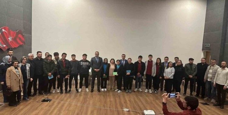 Liseliler bilgi yarışmasında kıyasıya mücadele etti
