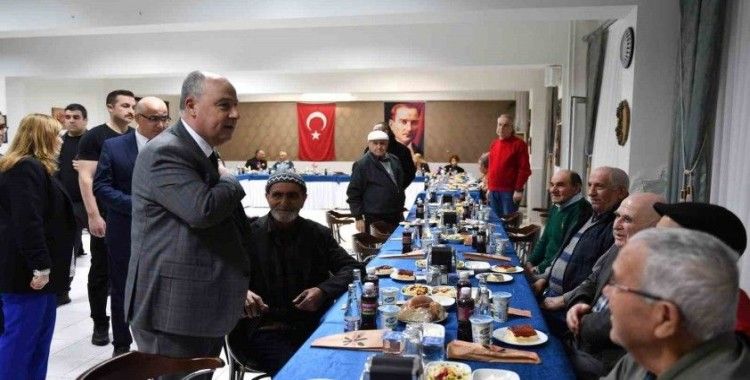 Denizli Valisi Coşkun huzurevi sakinleriyle iftar yaptı
