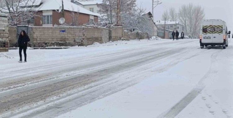 Muradiye beyaza büründü
