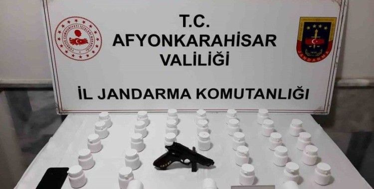 Uyuşturucu hapları satamadan jandarmaya yakalandı
