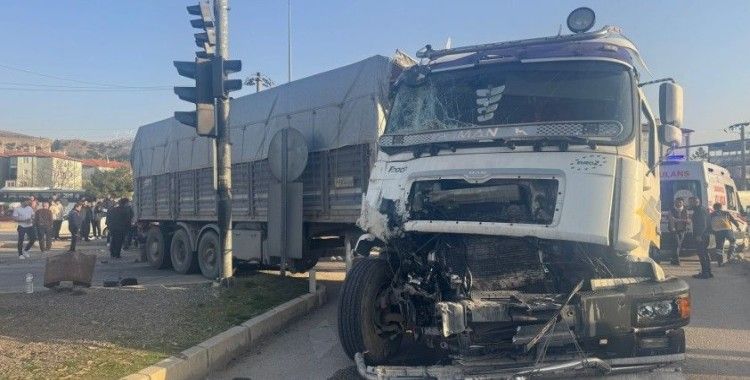 Tırla çarpışan midibüste 4'ü yabancı uyruklu 5 kişi yaralandı