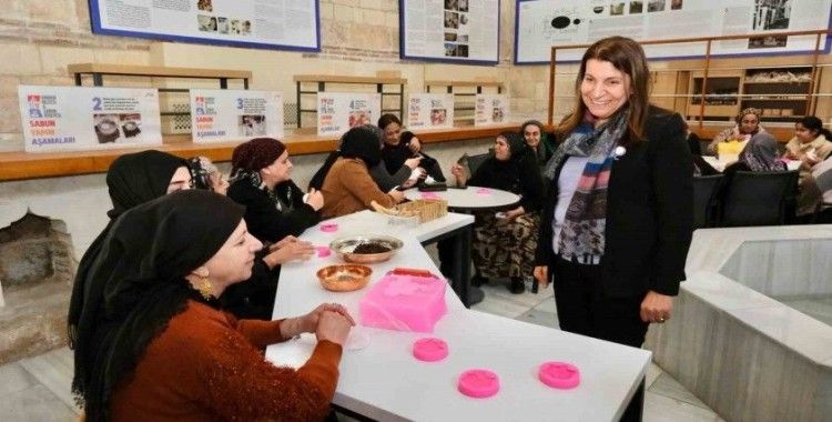 Adana’da kadınlar sabun yaparak deneyim yaşadı
