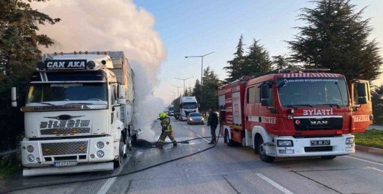 Balıkesir’de balataları yanan kamyon yol kapattı
