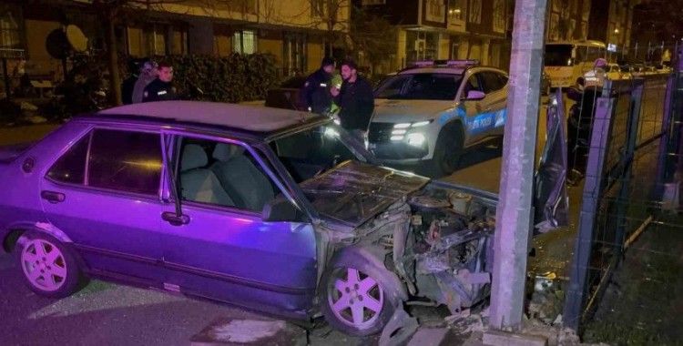 Aydınlatma direğine çarpan alkollü sürücü hurdaya dönen araçtan yara almadan çıktı

