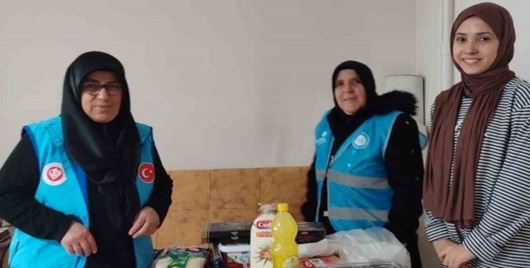 Gönüllü kadınlar öğrencilere yemek ikram ediyor
