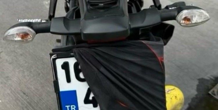 Kendisini yakalayan polisle hatıra fotoğrafı çektirdi..."Geçmiş olsun gençler"
