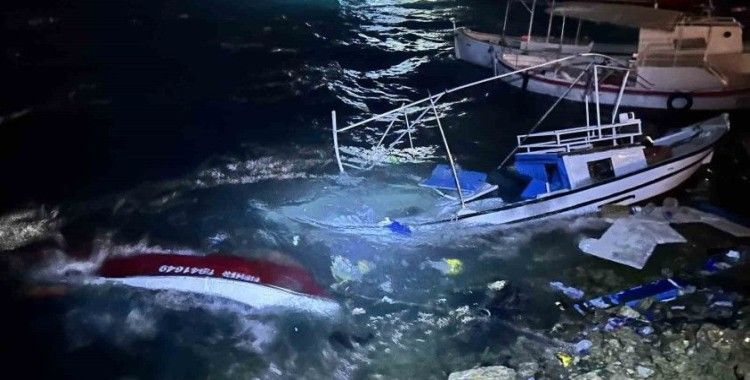 Balıkçılar, tekneleri alabora olmasın diye mücadele verdiler
