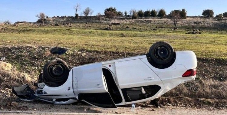 Kartona çarpmamak için manevra yapan araç takla attı: 1 yaralı
