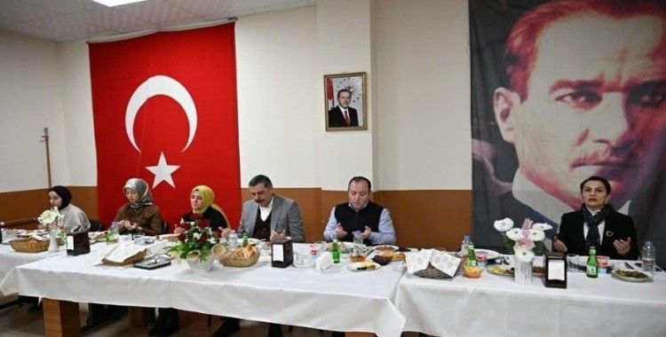 Öğrencilerle iftarda buluştular
