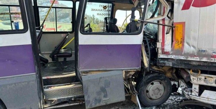 Yolcu dolu minibüs park halindeki tıra çarptı: 12 yaralı
