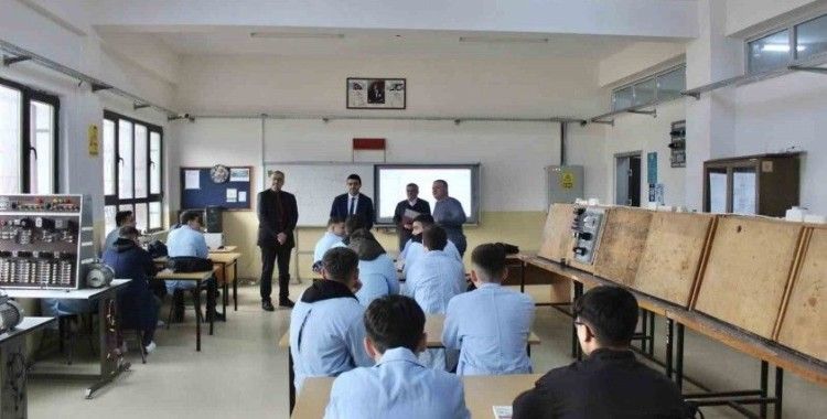 Kaymakam meslek lisesi öğrencileri ile birlikte derse katıldı
