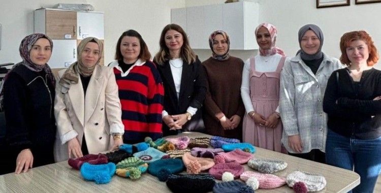 Hisarcık’ta gönüllü öğretmenlerin ördüğü bereler Ağrı’daki minik öğrencileri ısıtacak

