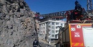Hakkari’de tehlike saçan taşlar güvenli şekilde indirildi
