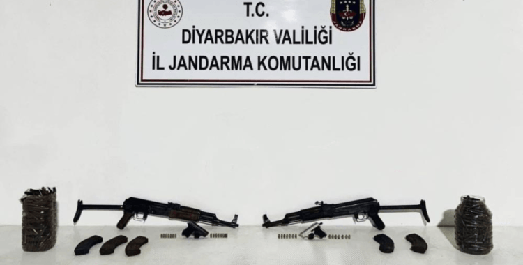 Diyarbakır'da üzeri taşla kapatılmış silahlar ve mühimmat ele geçirildi