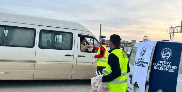İftara trafikte yakalanan vatandaşların iftarlıkları Hatay Büyükşehir Belediyesi’nden