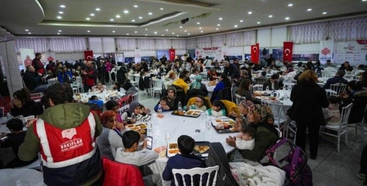 İzmir Vakıflar Bölge Müdürlüğünden günlük 2 bin kişiye iftar
