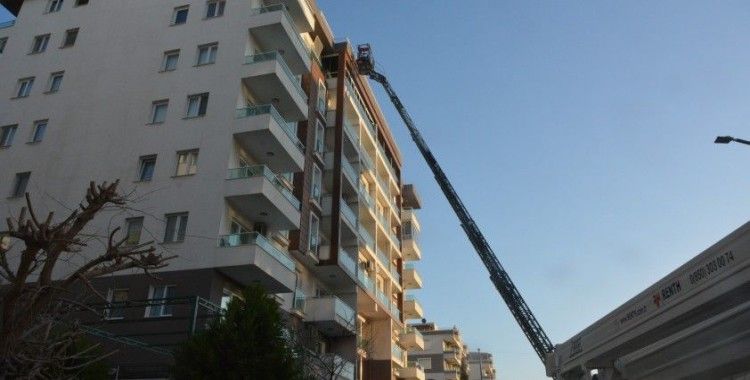 İzmir'de 7 katlı binada yangın