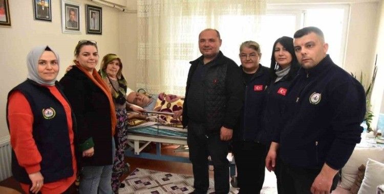 Yaşlı kadının yardımına Başkan Kaya yetişti
