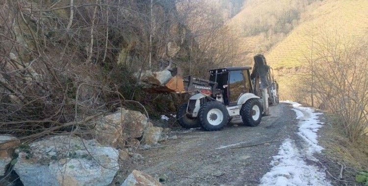 Ordu’da eriyen karların neden olduğu heyelanlara müdahale
