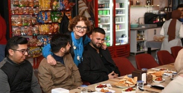 Başkan Çelik orucunu öğretmenlerle birlikte açtı
