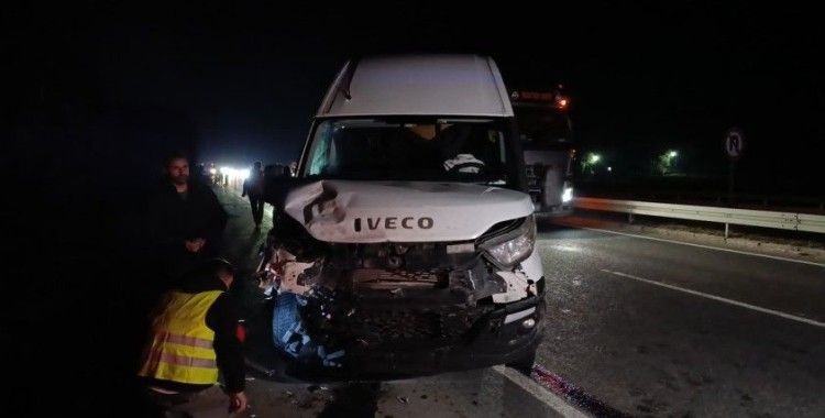 Bursa'da minibüs otomobille çarpıştı: 1 yaralı