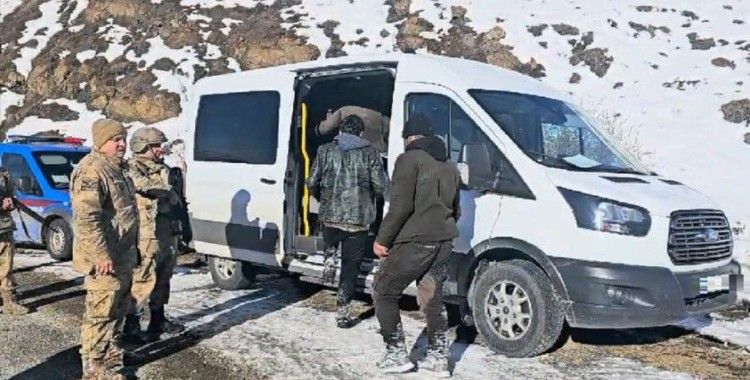 Jandarma Erzurum’da 35 düzensiz göçmeni yakaladı
