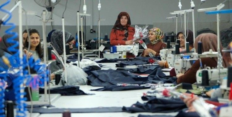 Erzincan Belediyesinde kadınlara çiçek takdimi
