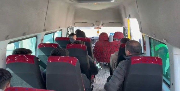 Yüksekova’da sivil jandarma ekipleri yolcu gibi minibüslere binerek denetim gerçekleştirdi.
