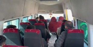Yüksekova’da sivil jandarma ekipleri yolcu gibi minibüslere binerek denetim gerçekleştirdi.
