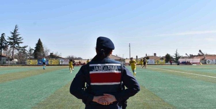 Kadın jandarma, kadın futbol takımının maçında güvenliği sağlayıp bilgilendirdi
