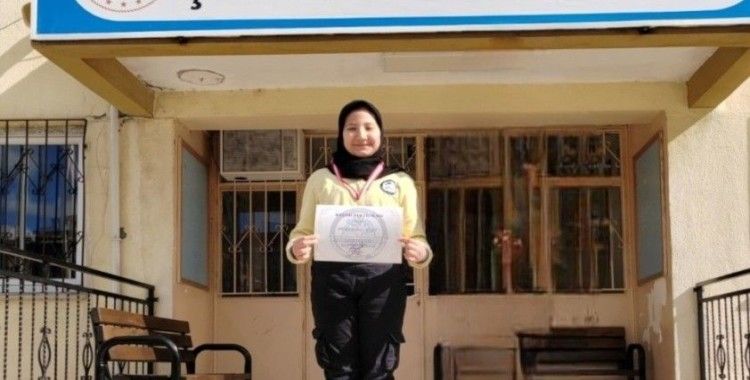 Çanakkale Savaşları’nın 110. yıl dönümü şiir dalı Türkiye birincisi Hisarcık Şehitler Ortaokulundan
