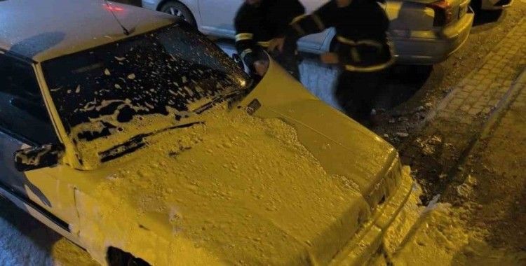 Park halindeki otomobil yandı
