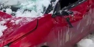 Çatıdan düşen kar kütlesi otomobili kullanılamaz hale getirdi
