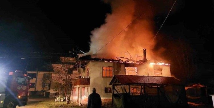 Mahalleliyi sokağa döken yangın: İki katlı ev alev topuna döndü
