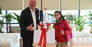 Başkan Karabatı’dan başarılı öğrenciye anlamlı hediye
