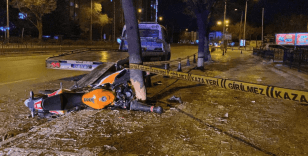 Konya'da kontrolden çıkan motosiklet ağaca çarptı: 1'i ağır 2 yaralı