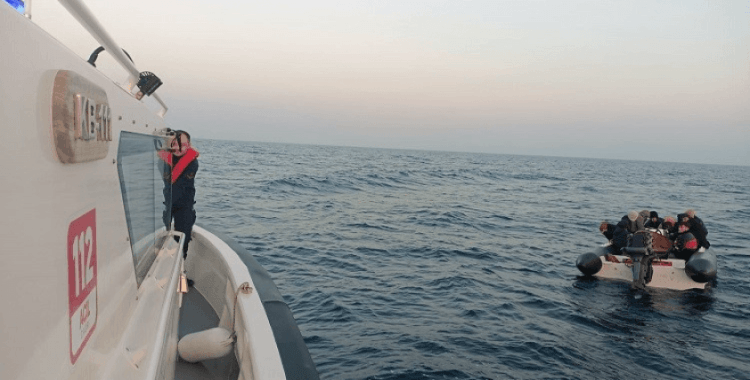 Ayvalık'ta Sahil Güvenlik 18 düzensiz göçmen yakaladı