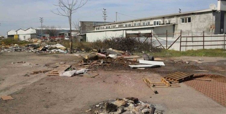 Nilüfer’de görüntü kirliliğine neden olan çadırlar kaldırıldı
