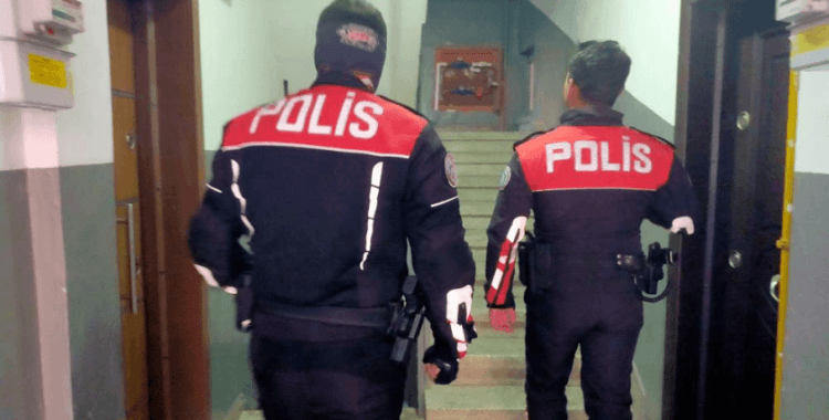 Çocuğunu okuldan almaya gitmeyince şüphelendiler, evinde ölü bulundu