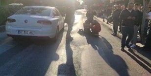 Yola fırlayan genç kız otomobilden kaçamadı
