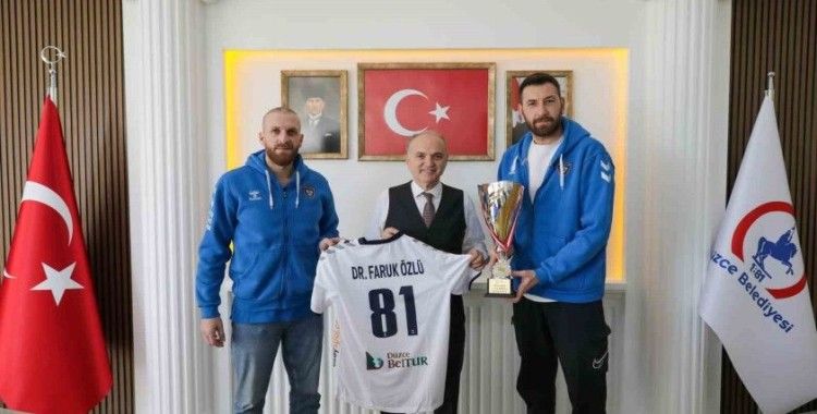 Konuralp Beyleri başarılarını Özlü ile paylaştı
