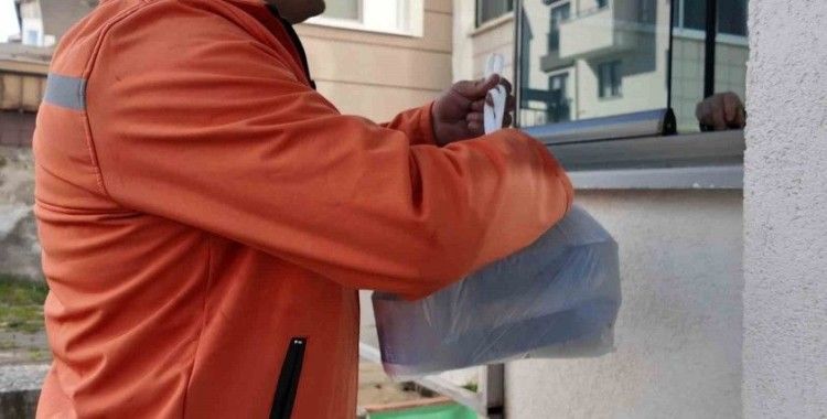 Sıcak yemekler hanelere ulaştırılıyor
