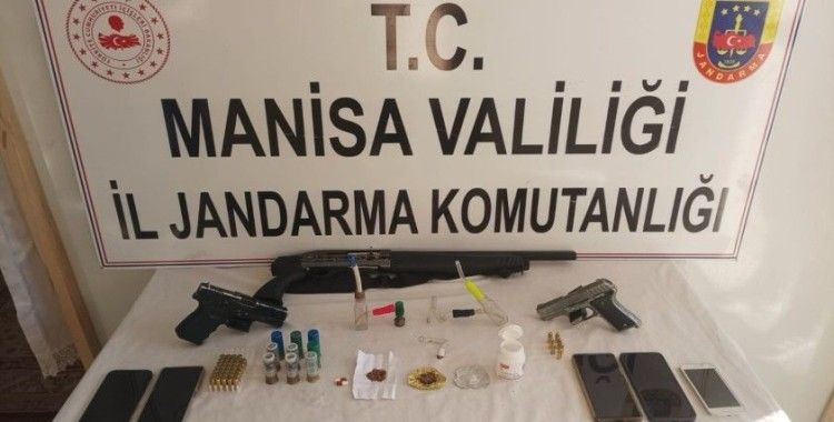 Ruhsatsız silahlarla yakalandılar
