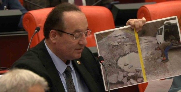 Milletvekili Akay, köstebek yuvasına dönmüş yolları TBMM’ye taşıdı
