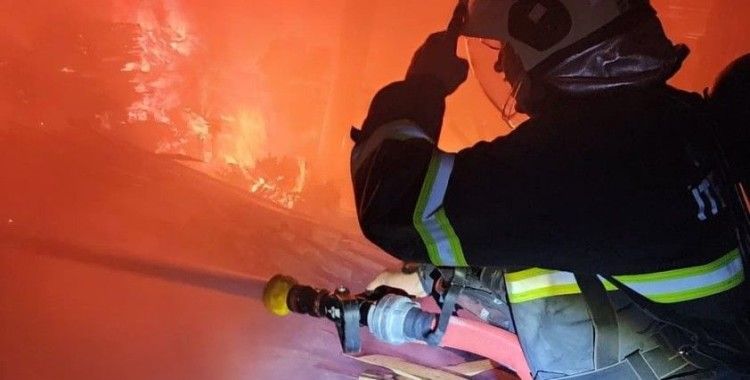 Antakya’da kereste imalathanesi alevlere teslim oldu