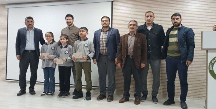 Dicle’de İstiklal Marşı ve Mehmet Akif Ersoy konulu şiir yarışmasında derece giren öğrencilere ödül
