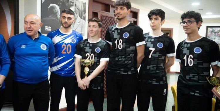 Seyhan Belediyesporlu voleybolculardan Başkan Tekin’e üç kupa
