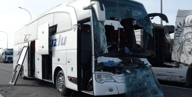 Kütahya'da yolcu otobüsü tıra çarptı: 12 yaralı