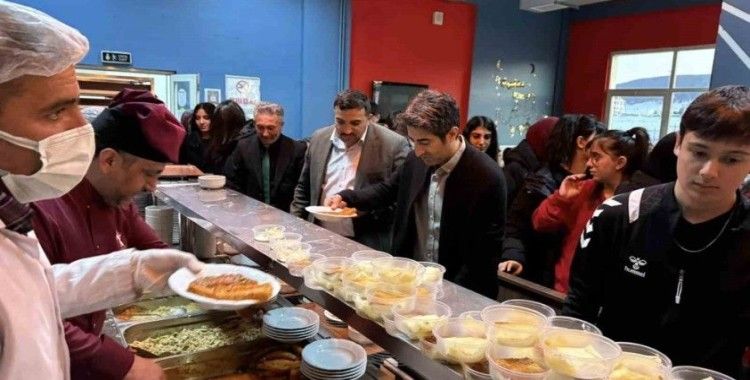 Sarıkamış’ta kaymakam ve belediye başkanı öğrencilerle iftar açtı
