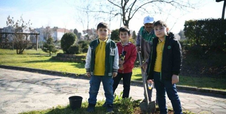 Çocuklar fidanları toprakla buluşturdu
